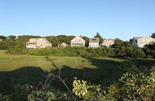 Chilmark Cabaña | Menemsha Village - Davis Cottage