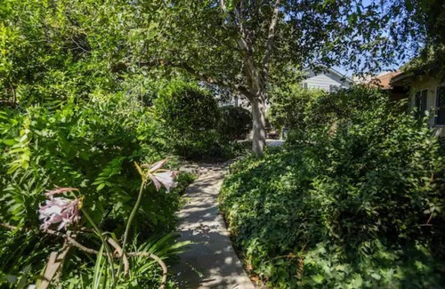 Merced Casa | "Merced Manor: Luxurious 6BR Home for Ultimate Comfort and Convenience"