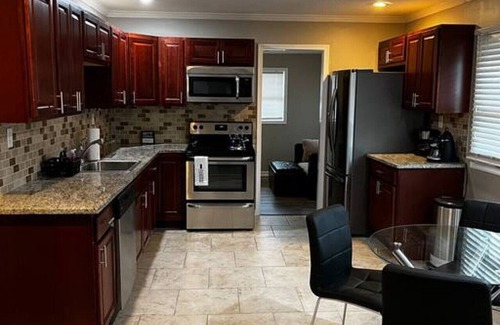 Newark Apartamento | Mercer Drive · Modern 3-bedroom ranch house.