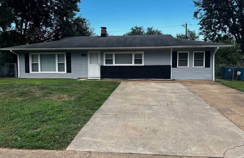 Newark Apartamento | Mercer Drive · Modern 3-bedroom ranch house.