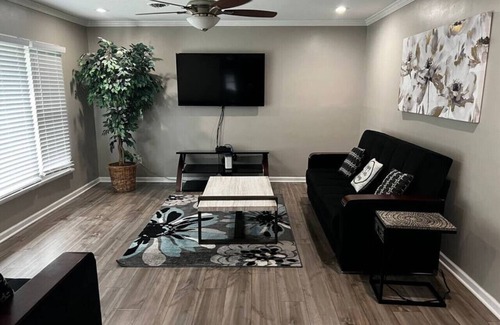 Newark Apartamento | Mercer Drive · Modern 3-bedroom ranch house.