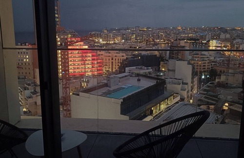 Tal-Ghoqod Apartamento | Mercury Tower 13thFloor Studio Panoramic Views in Iconic Zaha Hadid, St. Julians
