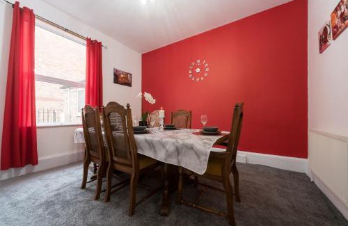 Hull Casa | Mercy Way 4 Bedroom-6 Beds-Central Hull-Sleeps 8