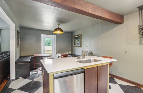 Indianapolis Casa | Meridian Hills Woodland View - King Bed Sleeps 10. Minutes from Broad Ripple!