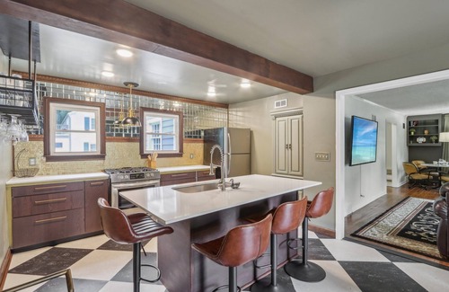 Indianapolis Casa | Meridian Hills Woodland View - King Bed Sleeps 10. Minutes from Broad Ripple!
