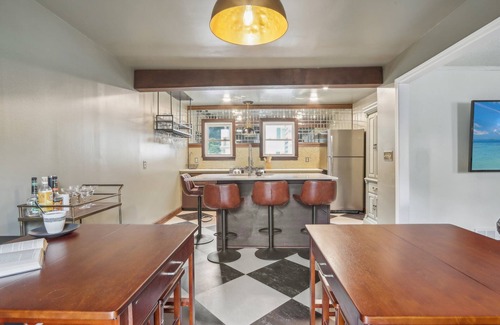 Indianapolis Casa | Meridian Hills Woodland View - King Bed Sleeps 10. Minutes from Broad Ripple!