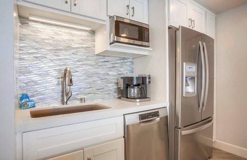 North Pacific Beach Condominio | Mermaid Crossing: 9th fl oceanfront+pool+parking!