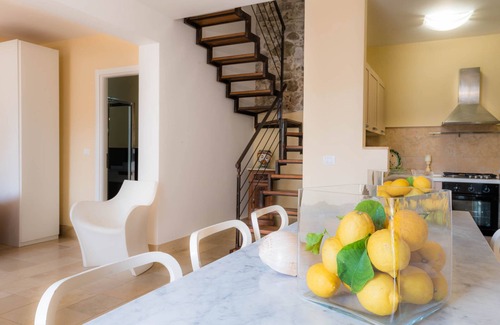 Letojanni Villa | Magnífica villa con vistas al mar a pocos metros de la playa con jardín.