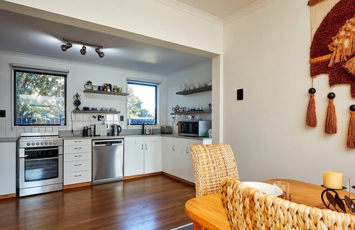 South Bay Casa | MERMAID'S REST - KAIKOURA HOLIDAY HOME, pet friendly in Kaikoura