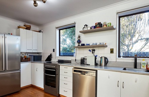 South Bay Casa | MERMAID'S REST - KAIKOURA HOLIDAY HOME, pet friendly in Kaikoura