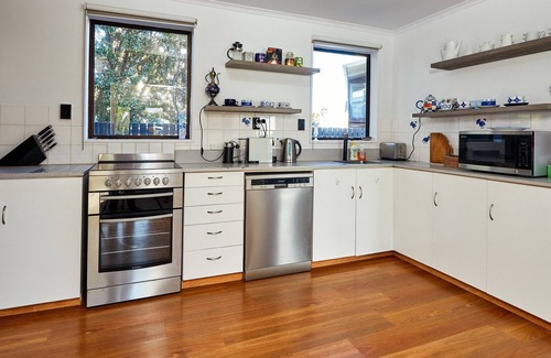 South Bay Casa | MERMAID'S REST - KAIKOURA HOLIDAY HOME, pet friendly in Kaikoura