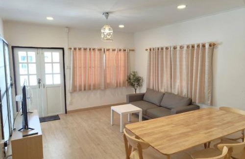 Saen Suk Casa | Merry house บ้านพักริมหาดบางแสน