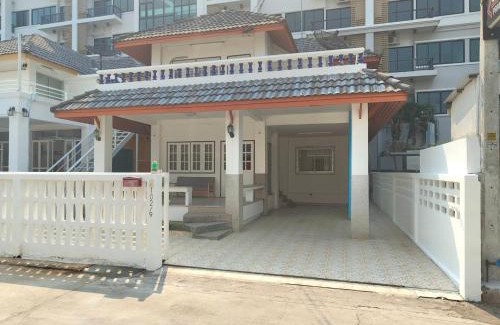 Saen Suk Casa | Merry house บ้านพักริมหาดบางแสน