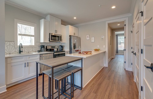 Melrose Casa | Merry Melrose -Mins to Broadway- Sleeps 6