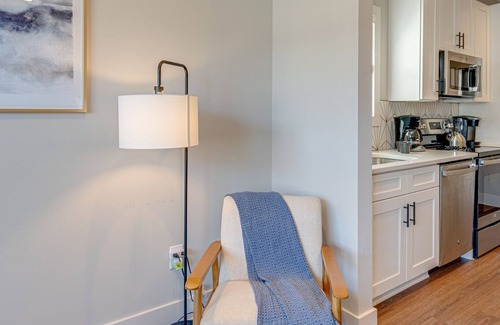 Melrose Casa | Merry Melrose -Mins to Broadway- Sleeps 6