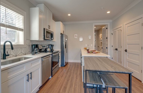 Melrose Casa | Merry Melrose -Mins to Broadway- Sleeps 6