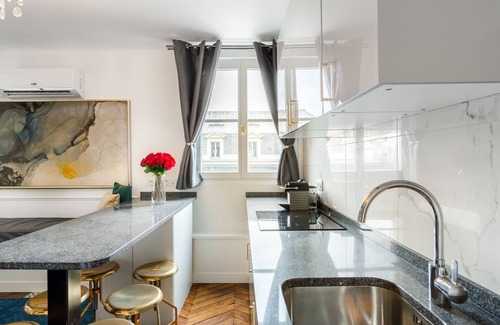 Madeleine Cama Y Desayuno | Merveil Luxury Suites - Royale - Saint Honore view