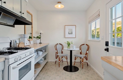 Campanil Casa | Mesa Beach Escape: Close to the Beach with Hot Tub