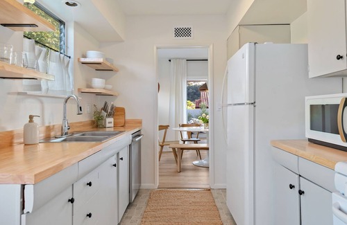 Campanil Casa | Mesa Beach Escape: Close to the Beach with Hot Tub