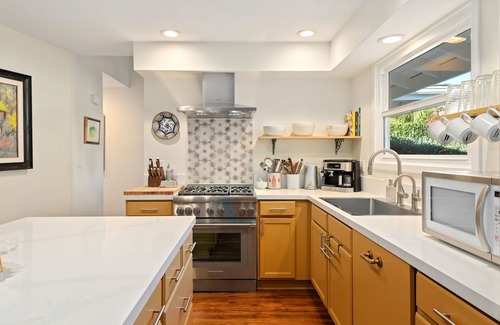 The Mesa Casa | Mesa Sanctuary: Luxurious Retreat with Hot Tub, Near Beaches and Shops