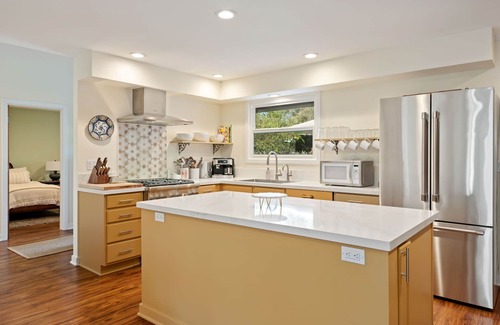 The Mesa Casa | Mesa Sanctuary: Luxurious Retreat with Hot Tub, Near Beaches and Shops