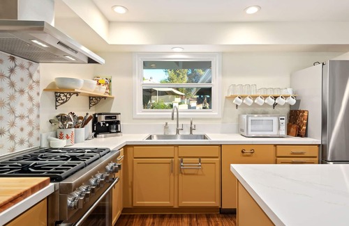 The Mesa Casa | Mesa Sanctuary: Luxurious Retreat with Hot Tub, Near Beaches and Shops