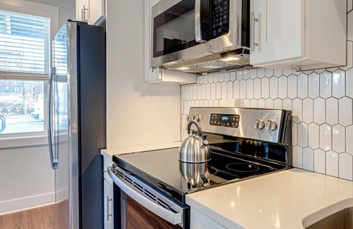 Melrose Cabaña | Mesmerize Melrose - Mins to Broadway - 2 Bedrooms