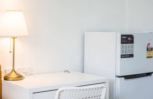 Parramatta Condominio | Metawise Cozy & Modern Bedroom in Shared Living Space with Free Parking