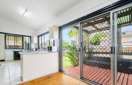 Parramatta Condominio | Metawise Cozy & Modern Bedroom in Shared Living Space with Free Parking