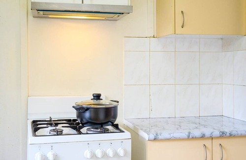 Parramatta Condominio | Metawise Cozy & Modern Bedroom in Shared Living Space with Free Parking