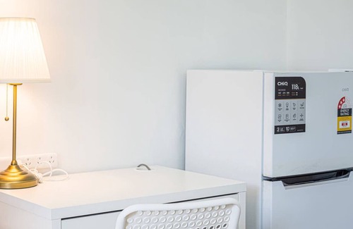 Parramatta Condominio | Metawise Cozy & Modern Bedroom in Shared Living Space with Free Parking