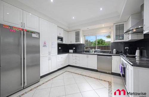 Parramatta Casa | MetaWise Parramatta Cozy Room with Furniture WiFi