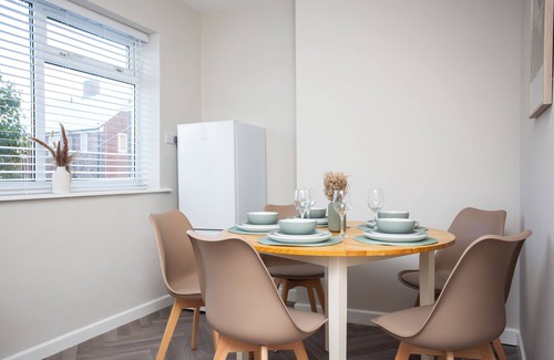 Consett Casa | Metcalfe Haven offers a cozy retreat in the heart of Consett. This peaceful home is perfectly situated for exploring the stunning landscapes of County Durham, with nearby nature walks, historical sites, and scenic views.