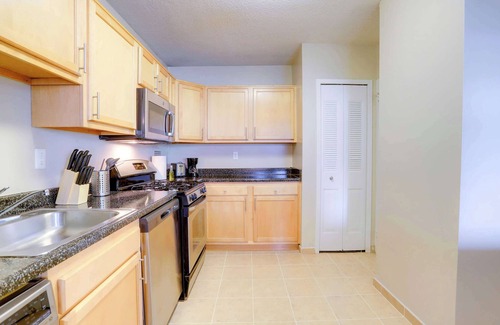 Aurora Highlands Apartamento | Metro-Connected Arlington Gem
