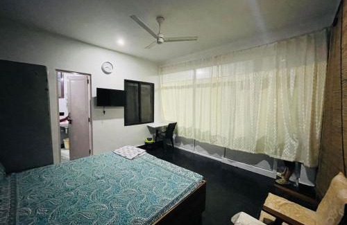 Greater Noida Casa | Metro Connected Homestay with Parkview