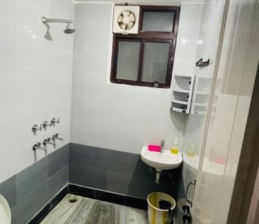 Greater Noida Casa | Metro Connected Homestay with Parkview