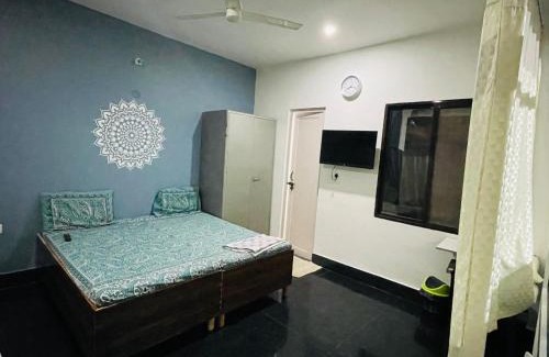 Greater Noida Casa | Metro Connected Homestay with Parkview