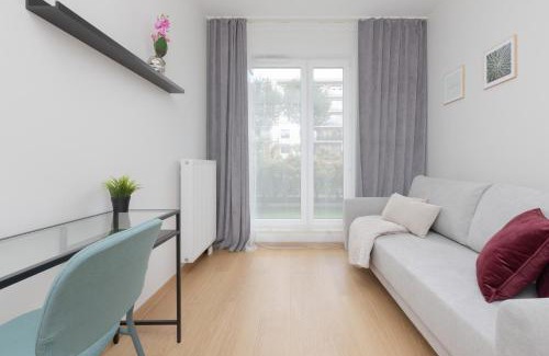 Targowek Apartamento | Metro Kondratowicza Warsaw Apartment with Parking by Noclegi Renters