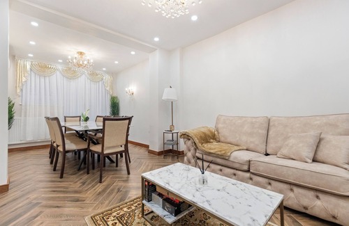St. Ann's Casa | Metro Majesty: 5-Bedroom Gem in South Tottenham