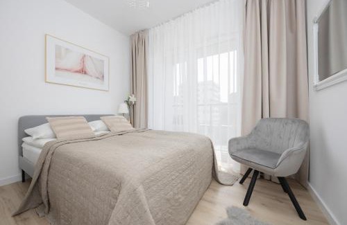 Praga Polnoc Apartamento | Metro Targówek One Bedroom Apartment for 4 with Furnished Balcony by Noclegi Renters