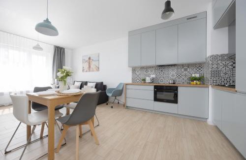 Praga Polnoc Apartamento | Metro Targówek One Bedroom Apartment for 4 with Furnished Balcony by Noclegi Renters