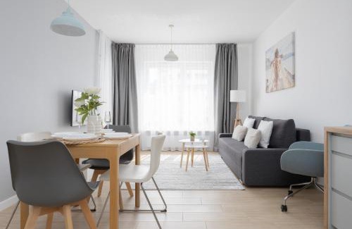 Praga Polnoc Apartamento | Metro Targówek One Bedroom Apartment for 4 with Furnished Balcony by Noclegi Renters