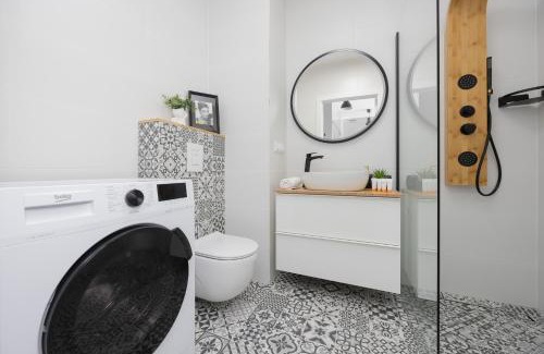 Praga Polnoc Apartamento | Metro Targówek One Bedroom Apartment for 4 with Furnished Balcony by Noclegi Renters