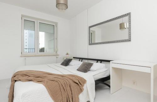 Praga Polnoc Apartamento | Metro Targówek Spacious Apartment with Parking by Noclegi Renters