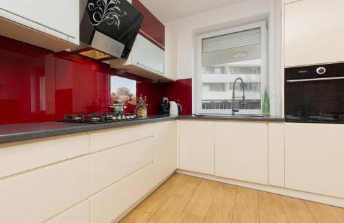 Praga Polnoc Apartamento | Metro Targówek Spacious Apartment with Parking by Noclegi Renters
