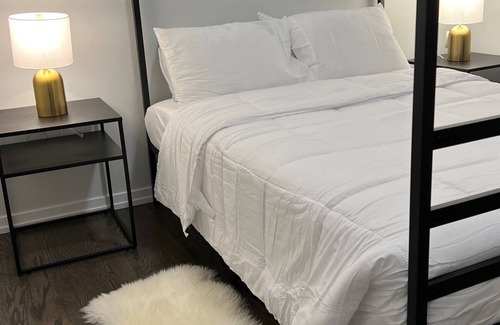 Grand Boulevard Condominio | Metropolitan Gem: Stylish Condo with Proximity to Downtown