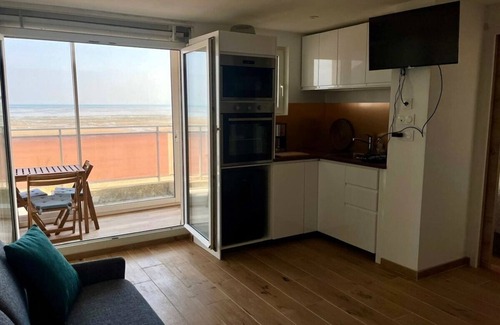 Bernieres-sur-Mer Apartamento | Mettons les voiles - Sea view apartment with loggia