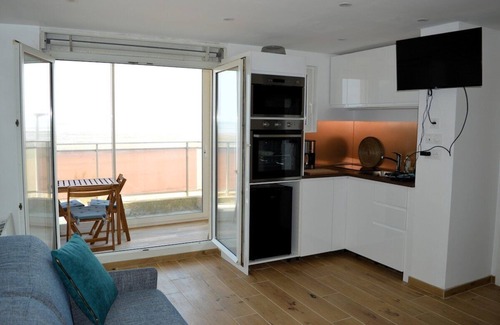 Bernieres-sur-Mer Apartamento | Mettons les voiles - Sea view apartment with loggia