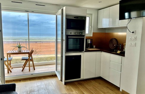 Bernieres-sur-Mer Apartamento | Mettons les voiles - Sea view apartment with loggia