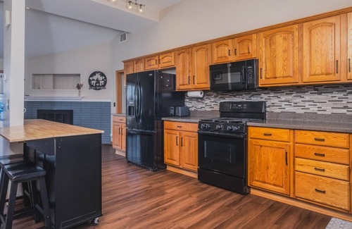 Fox Lake Apartamento | Pet Friendly Sunset Lakefront Cottage in Fox Lake w/ Boat Pier